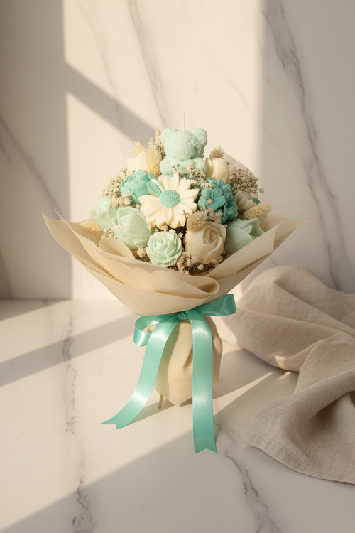 Bouquet di fiori in cera colore Tiffany su superficie in marmo – formato verticale Pinterest